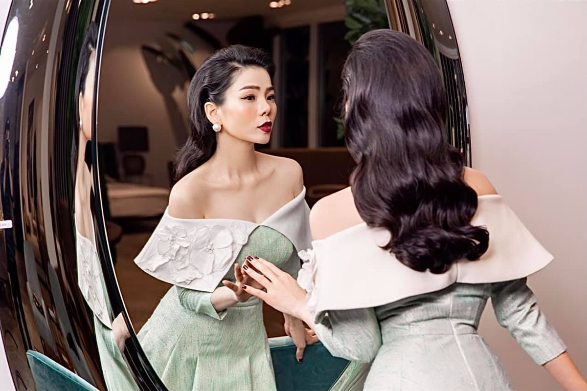 Lệ Quyên viết: "Ai cũng soi gương mỗi ngày. Nhưng không phải lúc nào cũng thấy được mình trong đó".