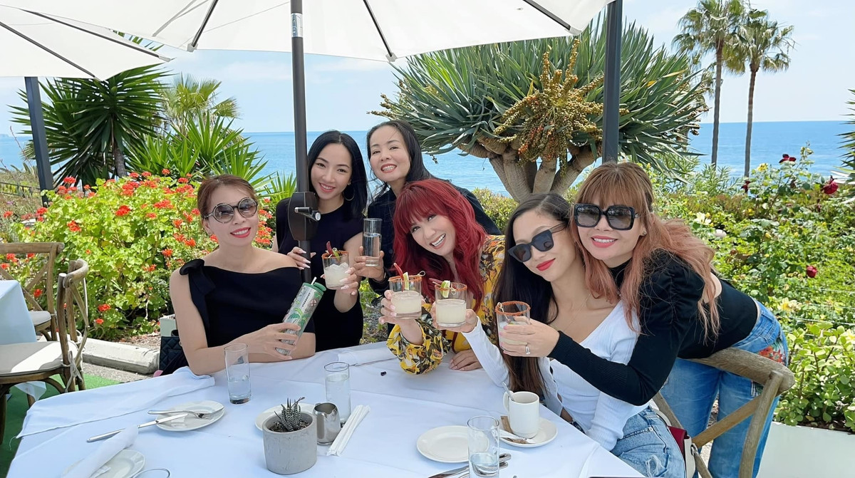 Sao Việt hôm nay 20/5: Hội bạn Trizzie Phương Trinh, Ngọc Anh, Diễm Sương... vui vầy buổi họp mặt. Theo Trizzie, người sống biết ơn thường trẻ lâu.