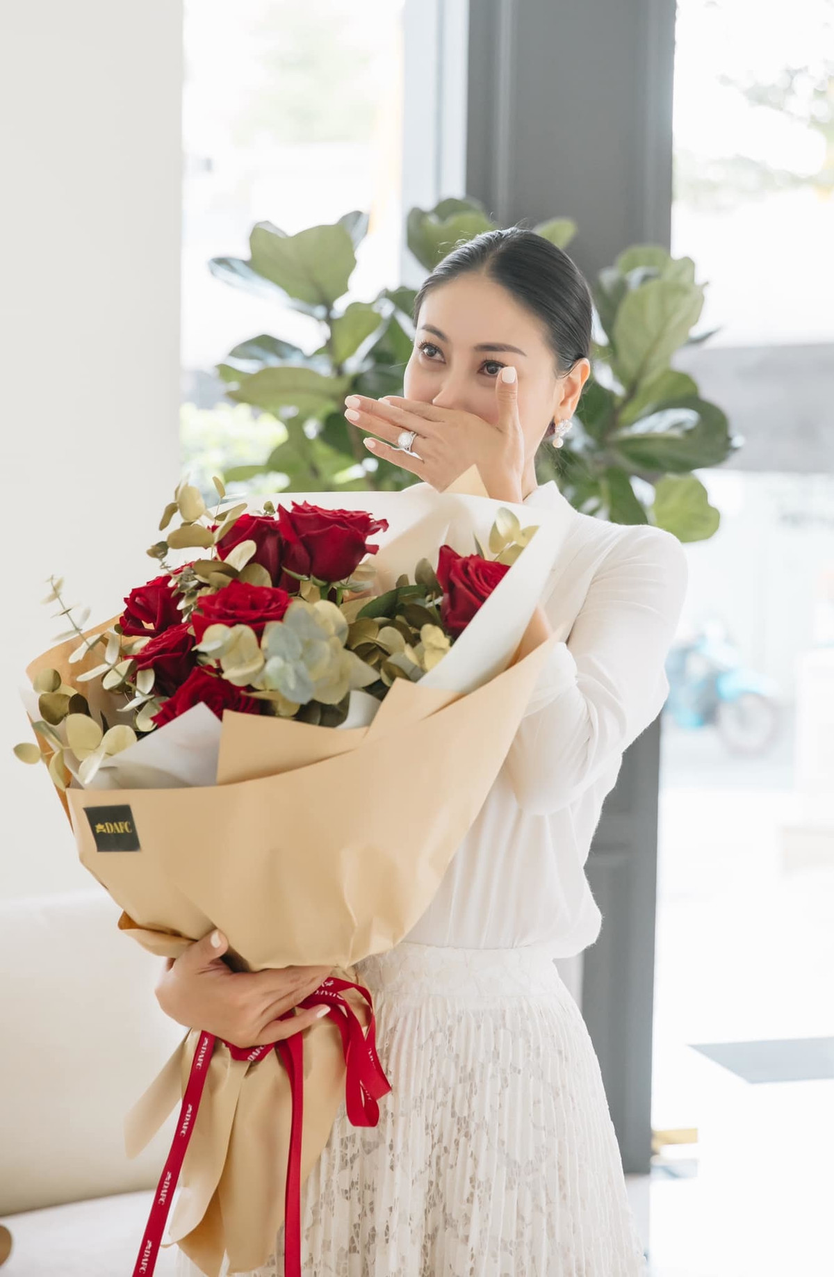 Hà Kiều Anh rơi nước mắt khi nhận hoa sinh nhật muộn, diễn viên Anh Dũng trêu: "Ôi hoa hậu khóc".