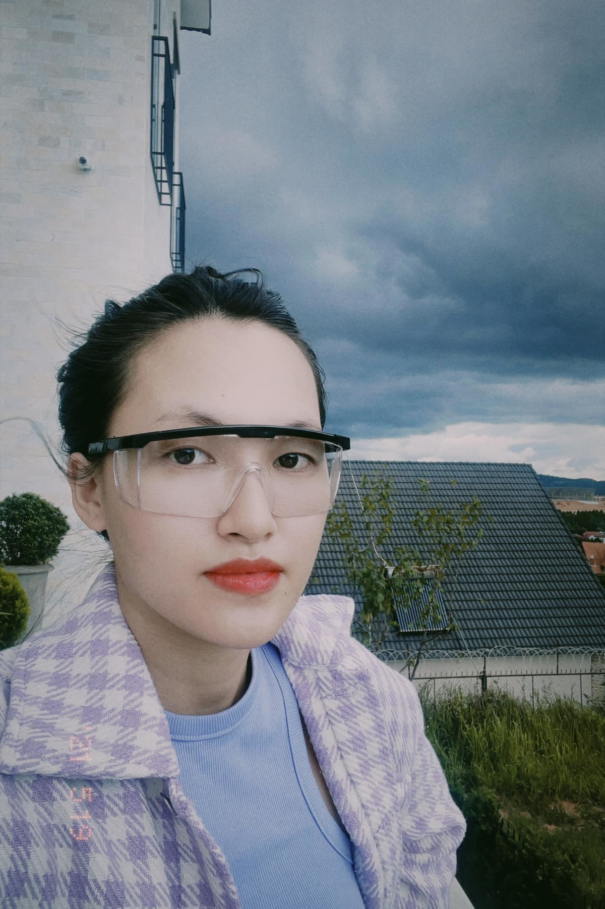 Nguyên Hà tận hưởng cái lạnh ở Đà Lạt.