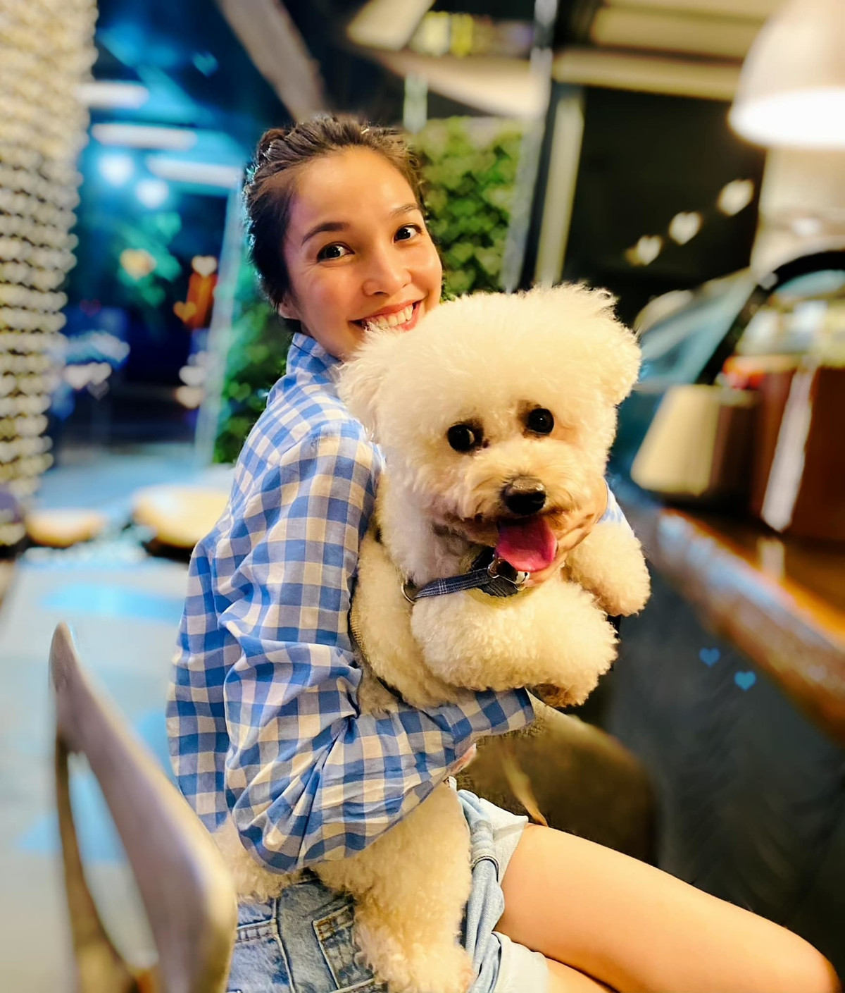 Hiền Thục bên cún cưng.