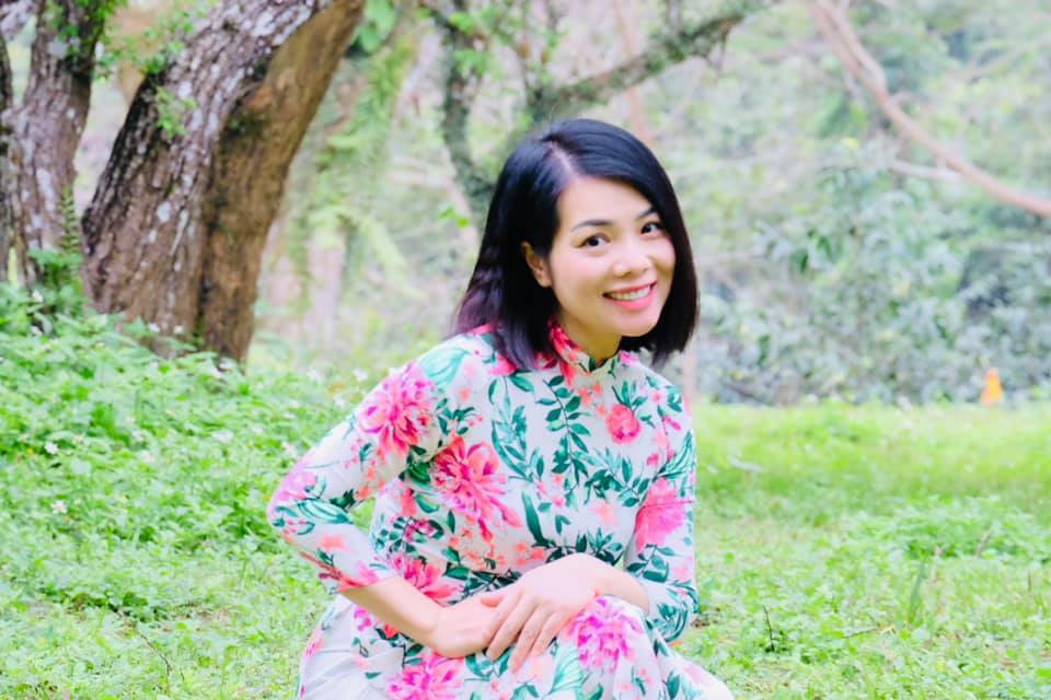 MC Bạch Dương rực rỡ với váy hoa.