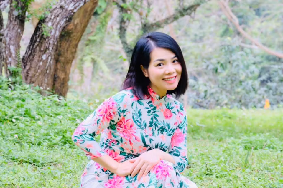 MC Bạch Dương rực rỡ với váy hoa.