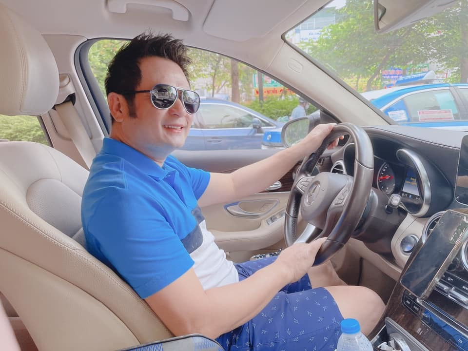 Thèm đánh golf, Bằng Kiều mặc trang phục chơi golf đi loanh quanh cho đỡ buồn.