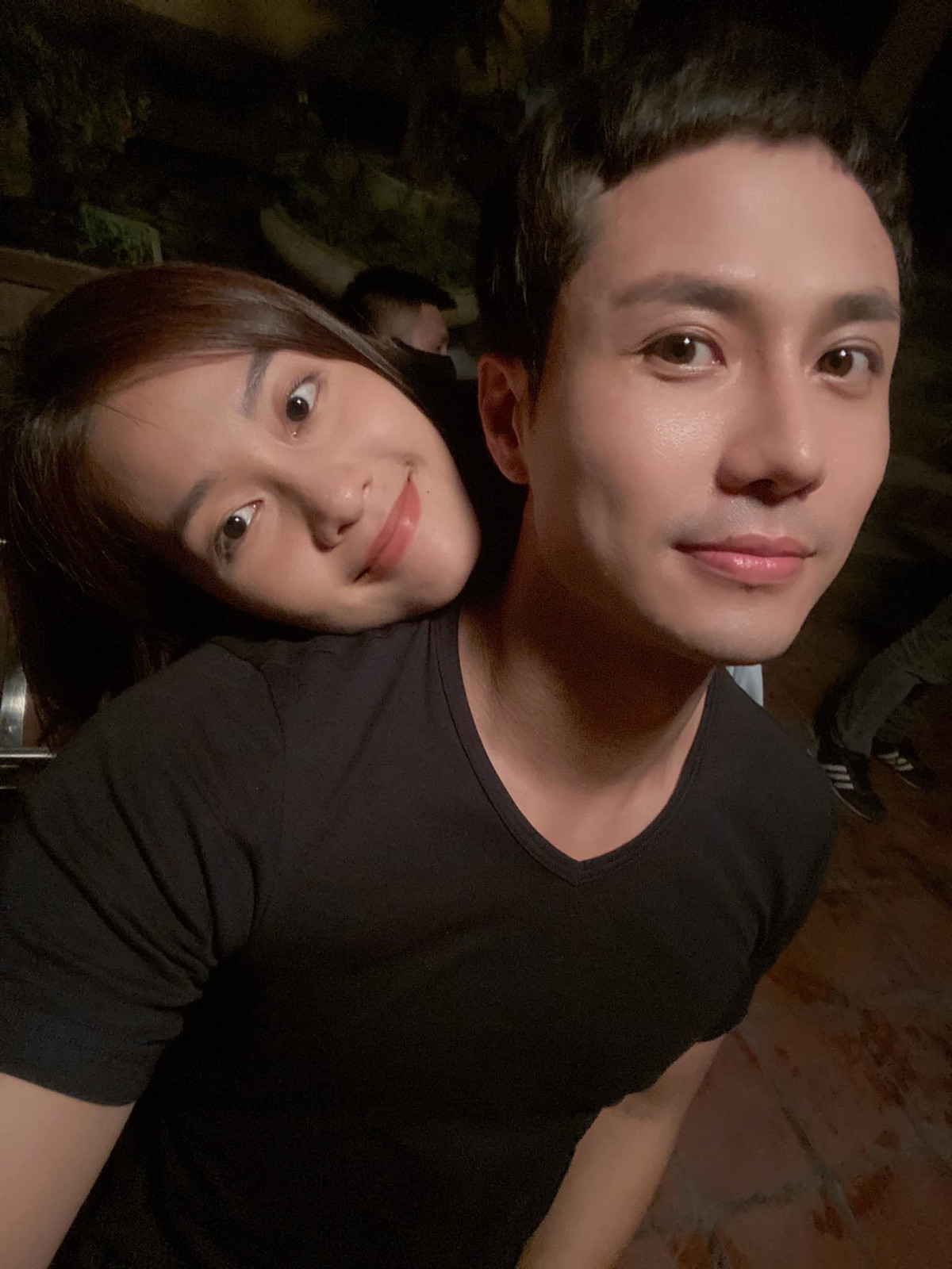 Sao Việt Thanh Sơn tạo dáng tình cảm với Khả Ngân.