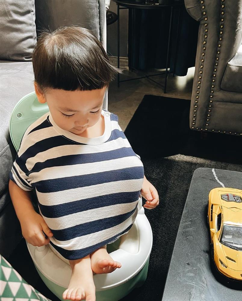 Mới đây, Á hậu Tú Anh chia sẻ loạt khoảnh khắc "dìm hàng" quý tử. Theo đó, nhóc tỳ Kem bị mẹ chụp lén ở đủ tư thế, mọi lúc mọi nơi, không hề có sự chuẩn bị nào.