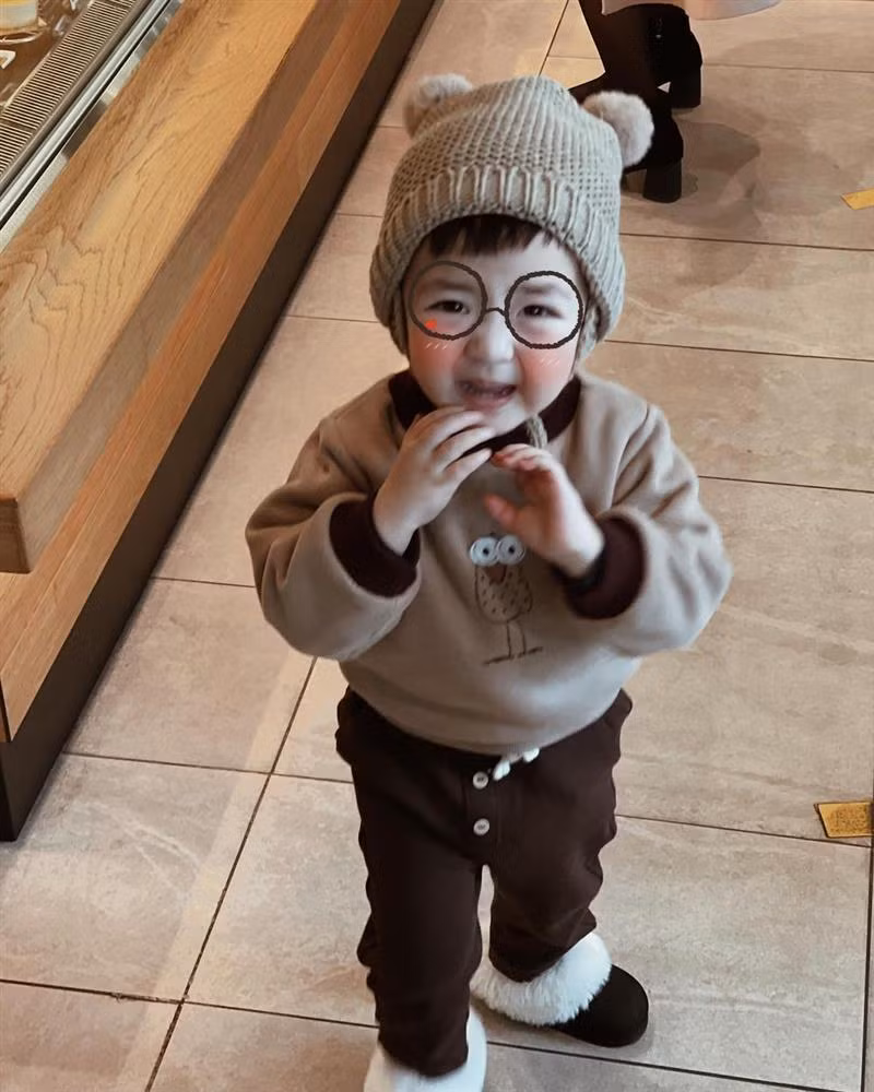 Vẻ đáng yêu của con trai Á hậu Tú Anh.