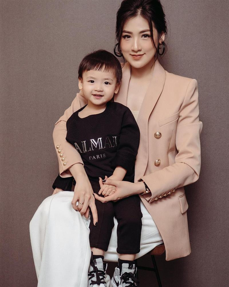 Bé Kem là trái ngọt hôn nhân đầu tiên của Tú Anh và thiếu gia kém tuổi Phạm Gia Lộc. Cậu bé chào đời vào đầu năm 2019, nhận được sự chăm sóc từ cả hai bên nội - ngoại.