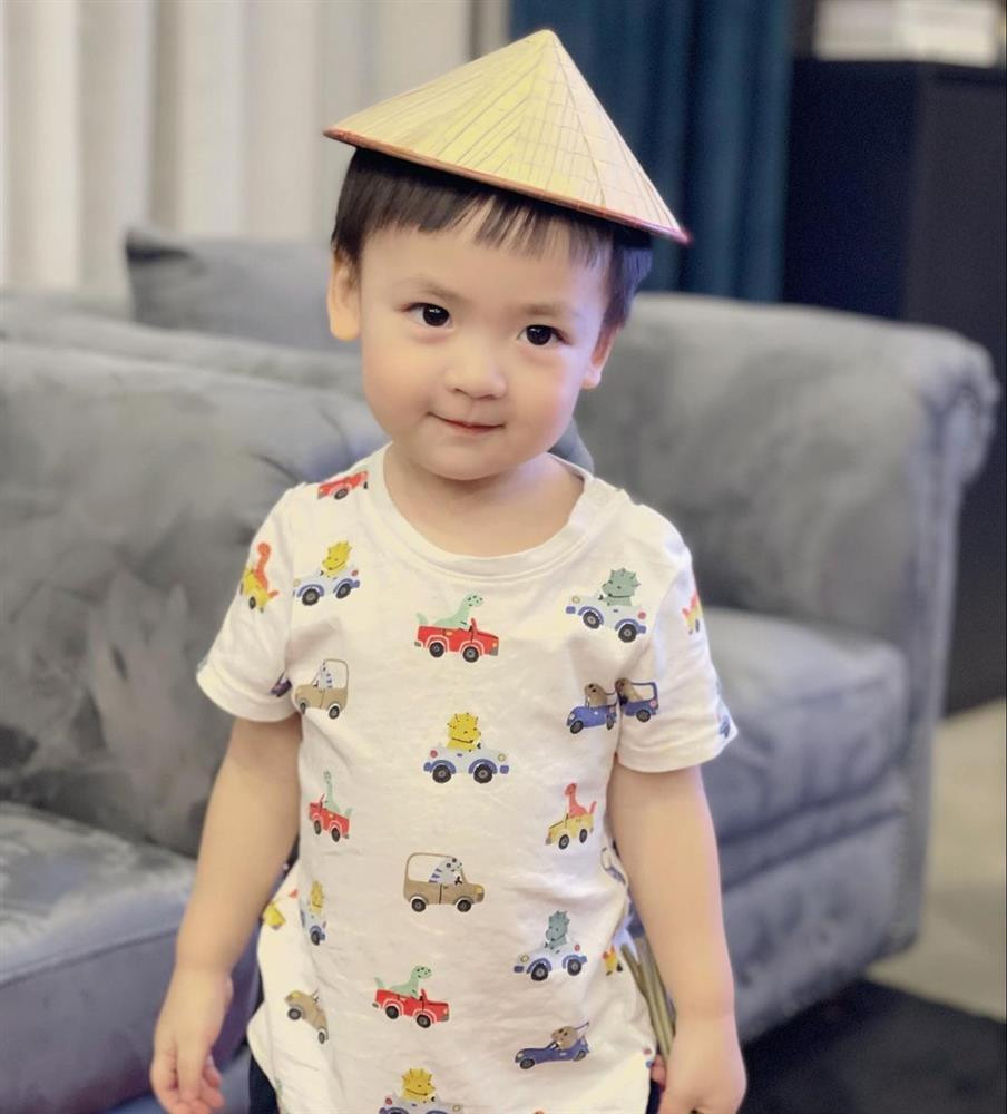 Nhóc tỳ sở hữu gương mặt dễ thương, được dự đoán là soái ca trong tương lai.