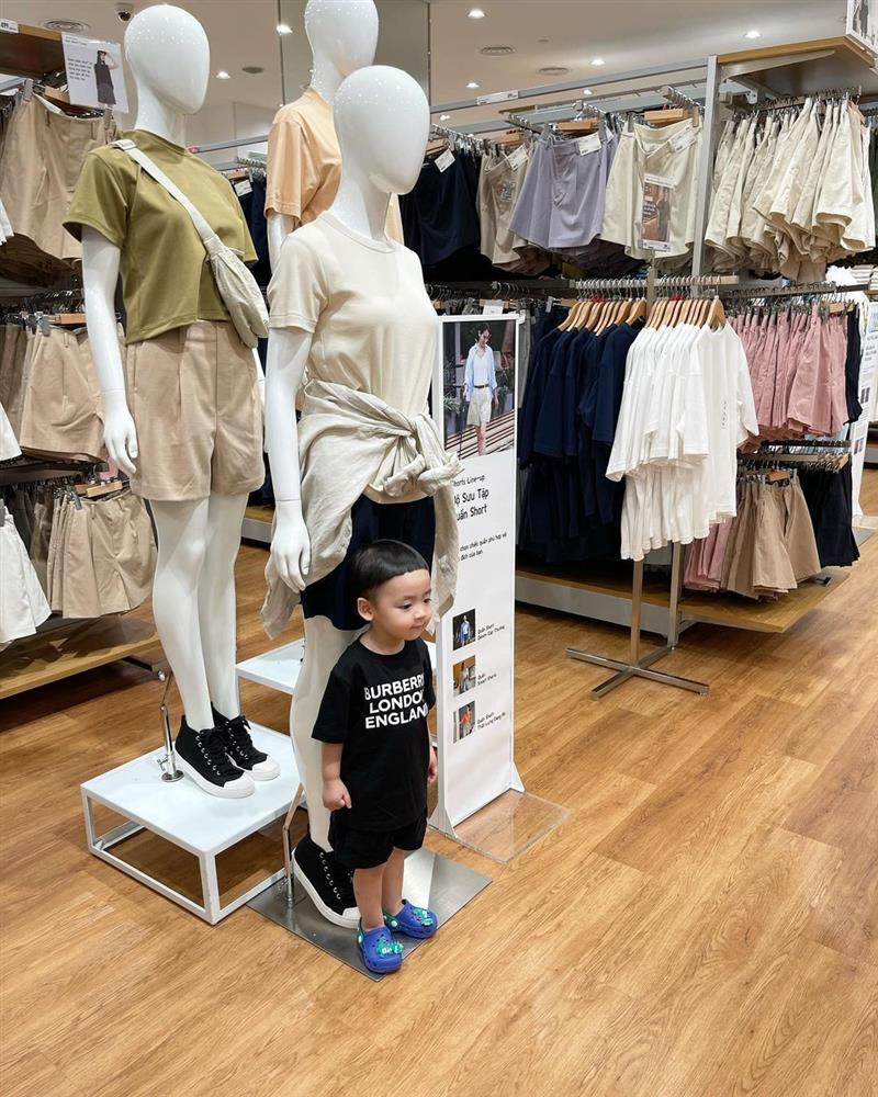 Vẻ đáng yêu của nhóc tỳ khi đi shopping cùng mẹ.