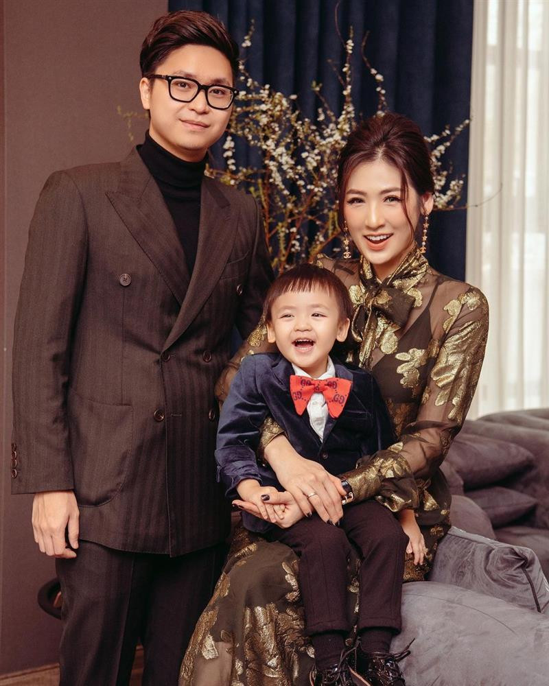 Bé Kem bên bố mẹ.