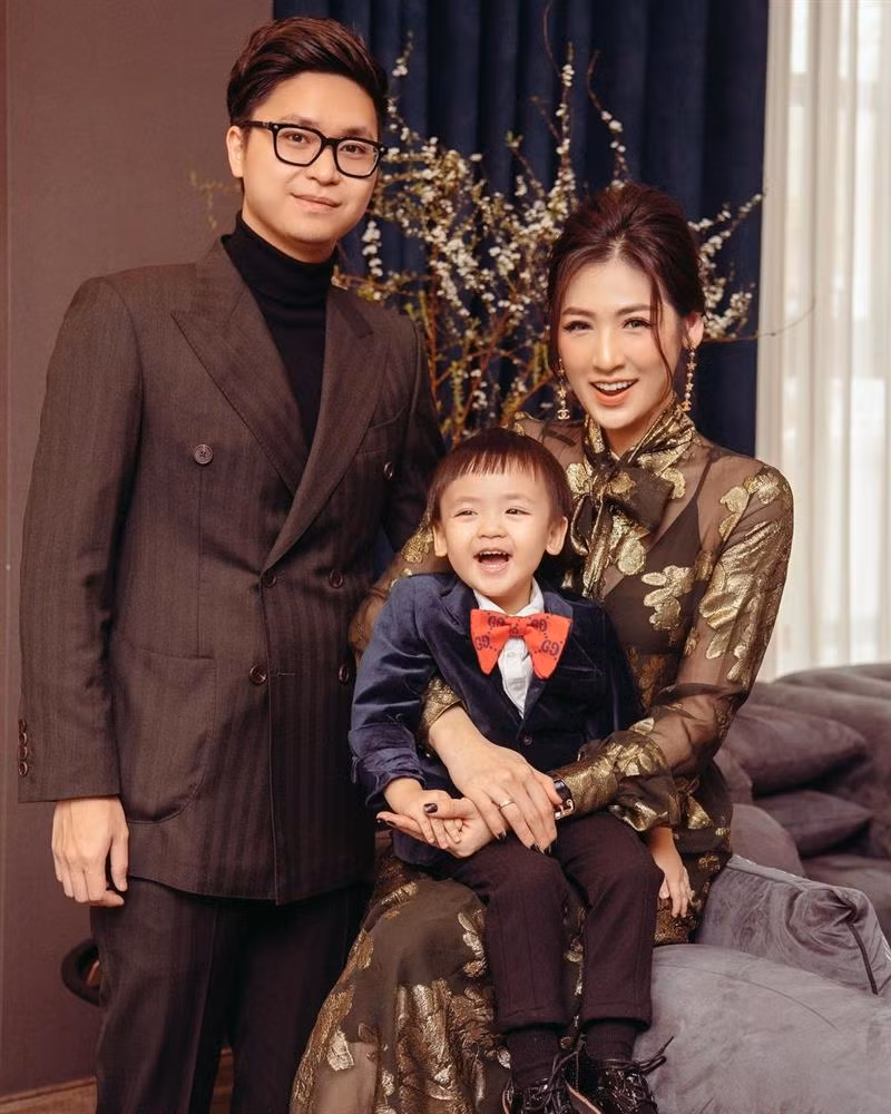 Bé Kem bên bố mẹ.