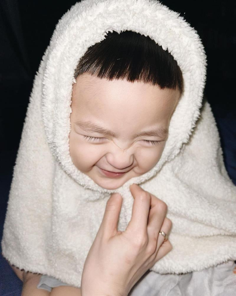 Nhưng đáng chú ý, dù mẹ cố gắng "dìm hàng" cỡ nào thì cậu nhóc vẫn luôn cho thấy sự đáng yêu, dễ thương. Ngắm loạt khoảnh khắc đời thường của bé Kem, nhiều người không khỏi thích thú, thậm chí "phát cuồng" vì hotboy nhí.