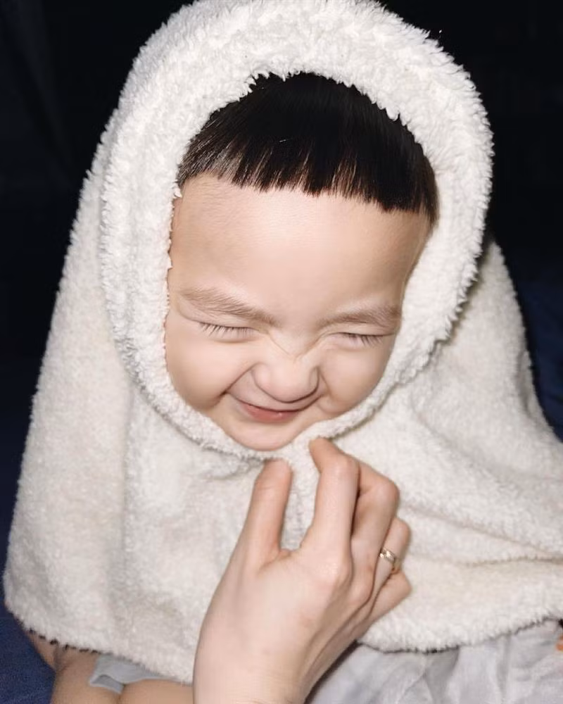 Nhưng đáng chú ý, dù mẹ cố gắng "dìm hàng" cỡ nào thì cậu nhóc vẫn luôn cho thấy sự đáng yêu, dễ thương. Ngắm loạt khoảnh khắc đời thường của bé Kem, nhiều người không khỏi thích thú, thậm chí "phát cuồng" vì hotboy nhí.