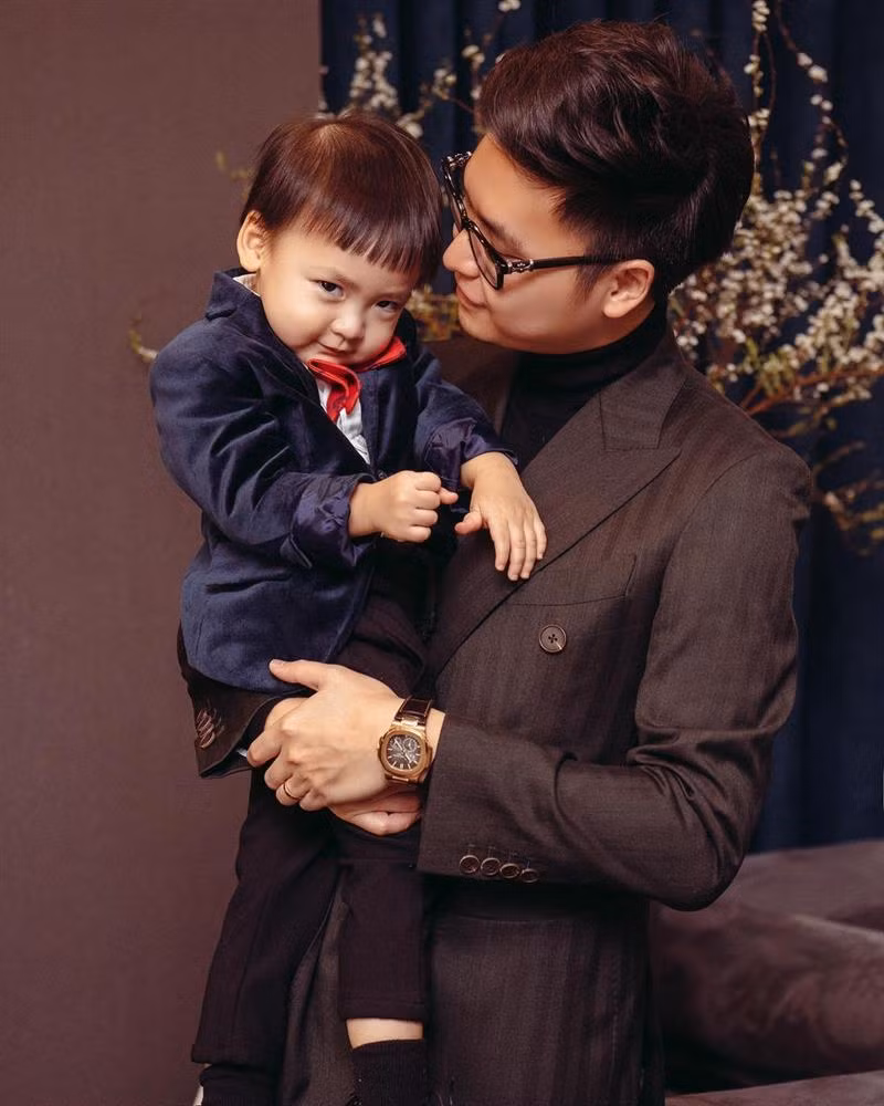 Sau thời gian đầu giấu kín, Á hậu Việt Nam 2012 dần cởi mở chia sẻ hình ảnh con nhỏ lên mạng xã hội, thậm chí lập trang Instagram riêng cho nhóc tỳ. Vẻ kháu khỉnh, đáng yêu của bé Kem khiến nhiều người thích thú. Cậu bé được nhận xét giống mẹ nhiều hơn bố, có tố chất trở thành soái ca trong tương lai.