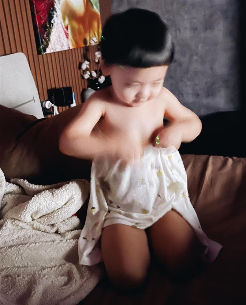 Dù bị "dìm" nhưng vẫn ra dáng hotboy nhí.