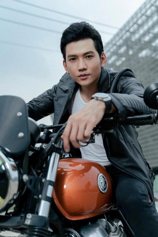 Anh sở hữu gương mặt điển trai, chiều cao 1m78 lý tưởng, đặc biệt là body mlem cực xứng đôi với Phương Trinh Jolie.