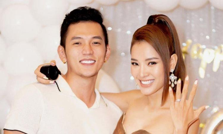 Nam diễn viên cho biết Phương Trinh đã nhận lời cầu hôn của mình và sẽ làm đám cưới ngay sau khi hết dịch COVID-19. Thông tin này nhanh chóng thu hút sự chú ý của cộng đồng mạng, ai cũng gửi lời chúc mừng cho cặp đôi trai tài gái sắc. Được biết, để rước Phương Trinh về, Lý Bình cũng đã chuẩn bị khá sẵn sàng, xây nhà lầu, tậu xế sịn. Đây sẽ là cặp vợ chồng hot nhất nhì showbiz bởi vẻ ngoài quá đỗi nóng bỏng.