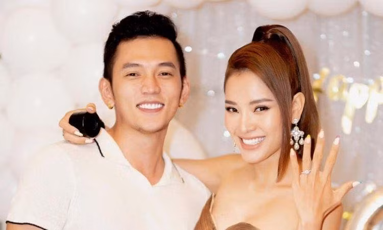 Nam diễn viên cho biết Phương Trinh đã nhận lời cầu hôn của mình và sẽ làm đám cưới ngay sau khi hết dịch COVID-19. Thông tin này nhanh chóng thu hút sự chú ý của cộng đồng mạng, ai cũng gửi lời chúc mừng cho cặp đôi trai tài gái sắc. Được biết, để rước Phương Trinh về, Lý Bình cũng đã chuẩn bị khá sẵn sàng, xây nhà lầu, tậu xế sịn. Đây sẽ là cặp vợ chồng hot nhất nhì showbiz bởi vẻ ngoài quá đỗi nóng bỏng.