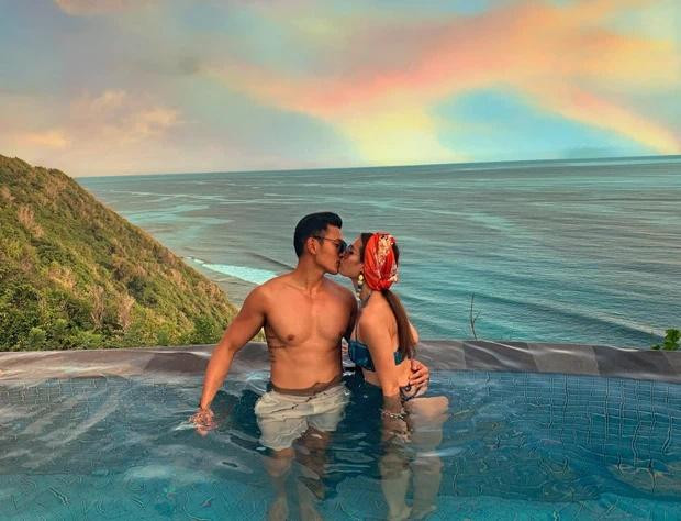 Cặp đôi thường xuyên đi du lịch sang chảnh và check-in cùng nhau.