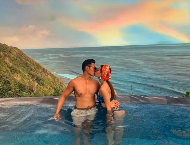 Cặp đôi thường xuyên đi du lịch sang chảnh và check-in cùng nhau.