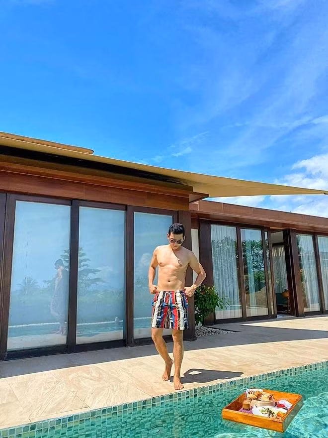 Để sở hữu thân hình săn chắc, sáu múi, Lý Bình chăm chỉ tập gym, kiêng hoàn toàn tinh bột và rượu bia để duy trì hình thể.