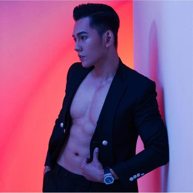 Sở hữu hình thể chuẩn nên Lý Bình cũng chẳng ngại ngần gì khoe ra với mốt áo buông lơi.