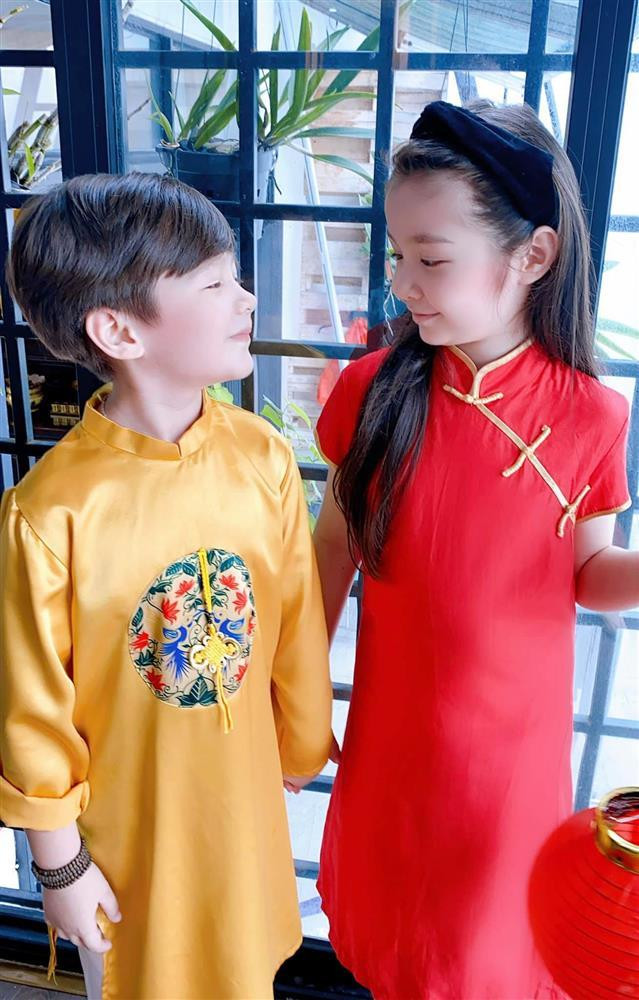 Mới 6 tuổi nhưng Alfie Túc Mạch khá ra dáng "thanh niên", cao gần bằng chị gái. Cậu bé sở hữu mái tóc bồng bềnh, gương mặt điển trai, vẻ đẹp lãng tử đậm chất Hàn Quốc. Trong khi đó, Caide Mộc Trà ra dáng chị cả, nữ tính và xinh xắn.