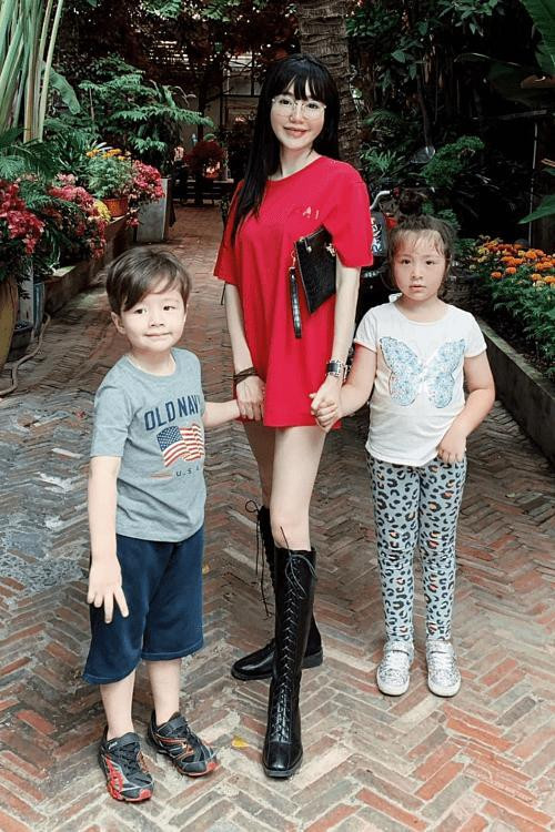 Thoải mái cập nhật hình ảnh đời thường của 2 con, song Elly Trần không nhắc đến bố đẻ các bé.