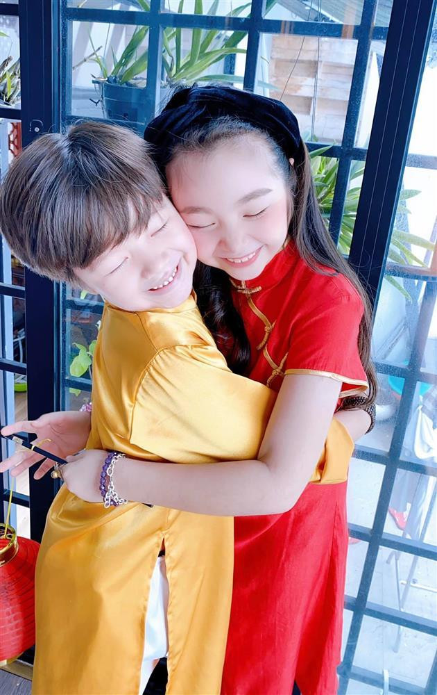 Dưới phần bình luận, ai nấy trầm trồ trước ngoại hình cặp nhóc tỳ của Elly Trần, dự đoán tương lai sẽ là những soái ca, mỹ nữ.