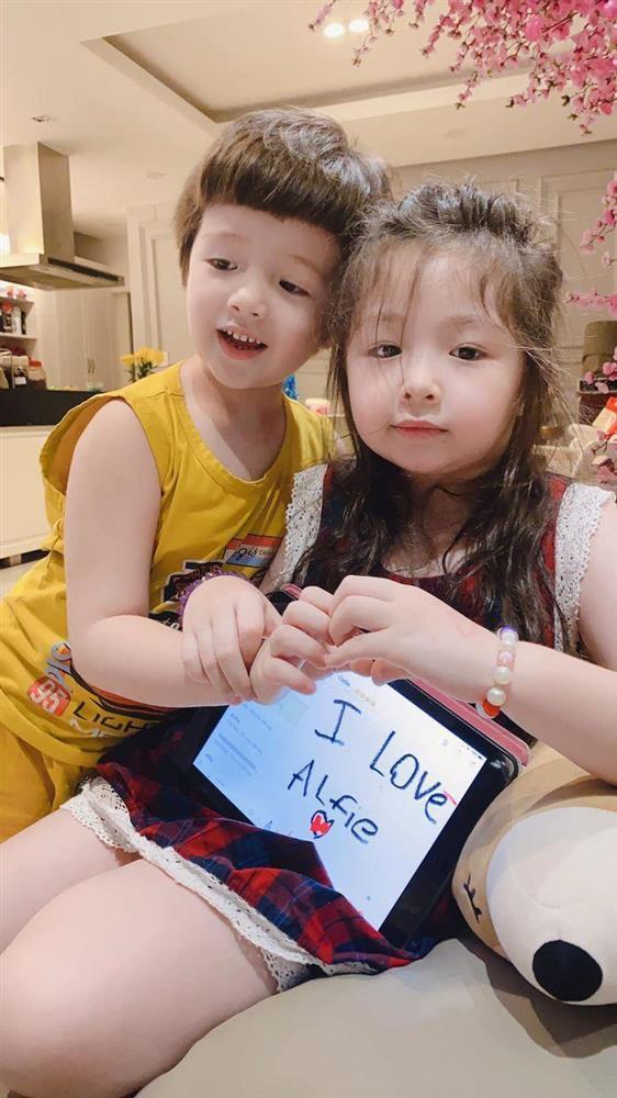 Cadie Mộc Trà sinh vào tháng 10/2014, còn Alfie Túc Mạch chào đời cuối năm 2015. Từ nhỏ, cặp nhóc tỳ nhà Elly Trần đã gây sốt mạng xã hội với vẻ đẹp lai ấn tượng.