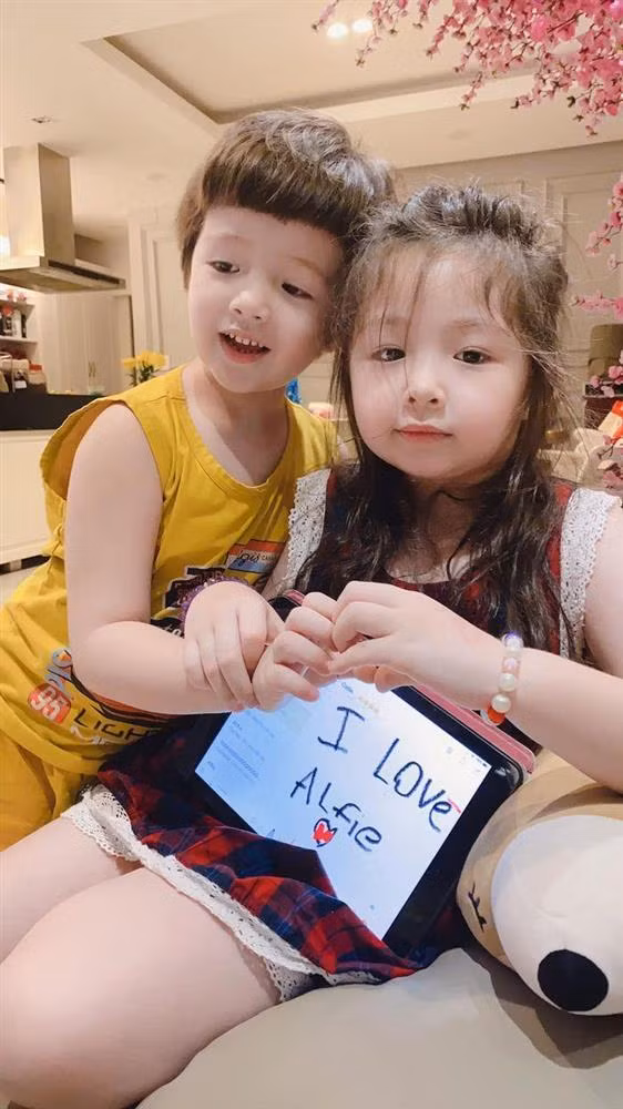 Cadie Mộc Trà sinh vào tháng 10/2014, còn Alfie Túc Mạch chào đời cuối năm 2015. Từ nhỏ, cặp nhóc tỳ nhà Elly Trần đã gây sốt mạng xã hội với vẻ đẹp lai ấn tượng.