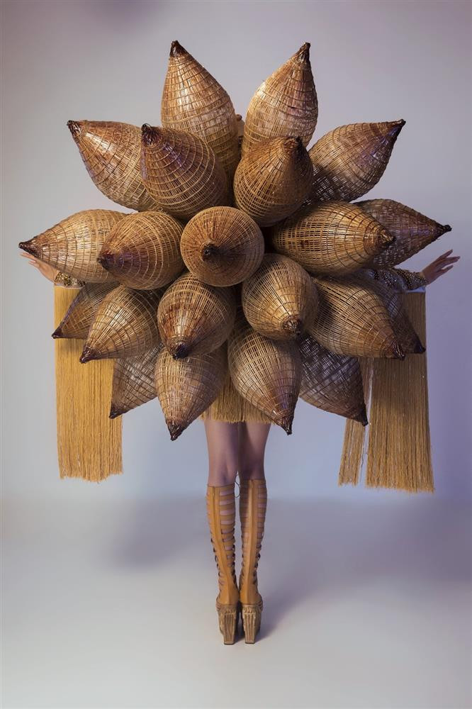 Không những có thiết kế độc đáo và bắt sáng sân khấu, trang phục này cũng rất cồng kềnh và gây khó khăn cho Lệ Hằng khi mang.