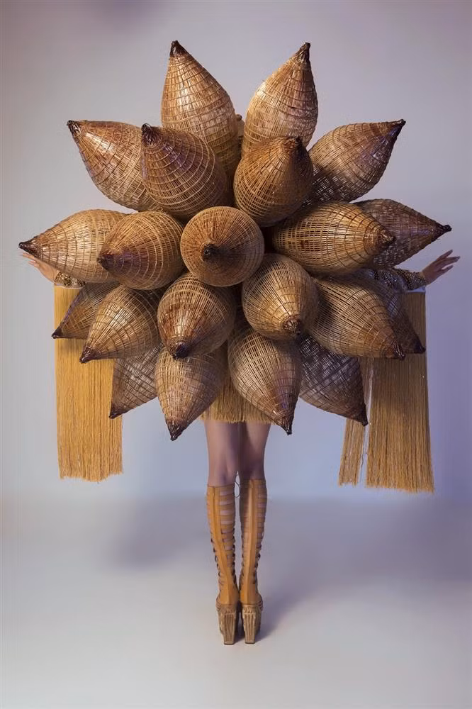 Không những có thiết kế độc đáo và bắt sáng sân khấu, trang phục này cũng rất cồng kềnh và gây khó khăn cho Lệ Hằng khi mang.