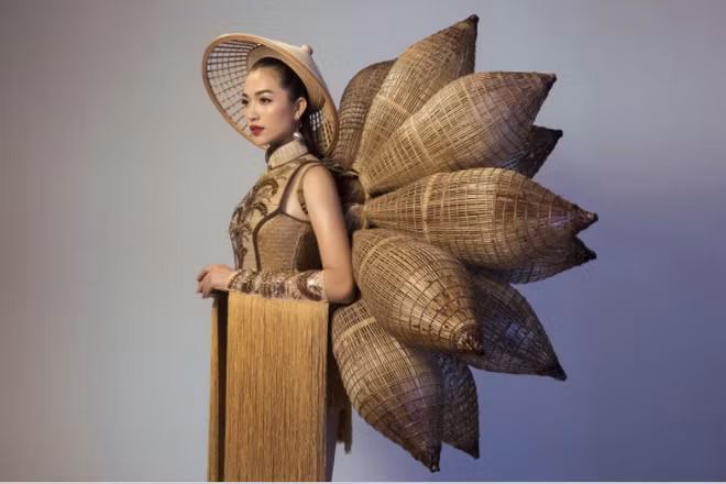 Được biết, nó nặng tổng cộng hơn 20kg, chiếm nhiều chỗ nhất trong 200kg hành lý mà Lệ Hằng mang đi thi Miss Universe 2016.