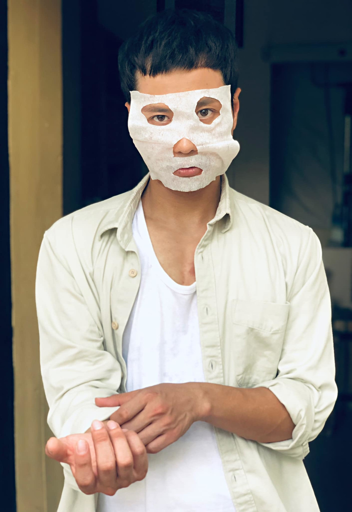 Thanh Sơn tranh thủ đắp mặt nạ dưỡng da khi đang nghỉ giải lao giữa các cảnh quay.