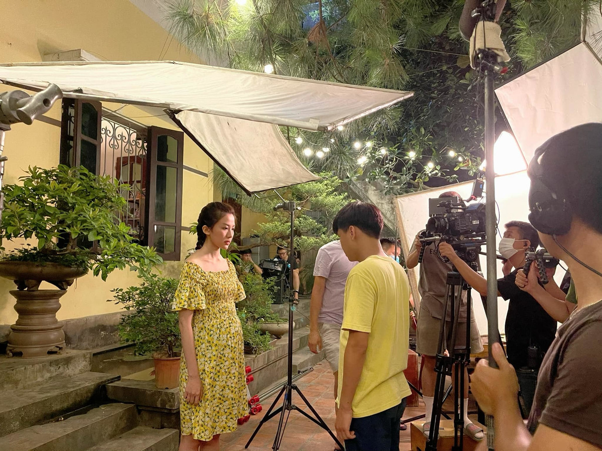 Khi phim đang thu hút sự chú ý của khán giả thì các diễn viên cũng phải làm việc cật lực để quay tiếp các tập phim sắp tới.