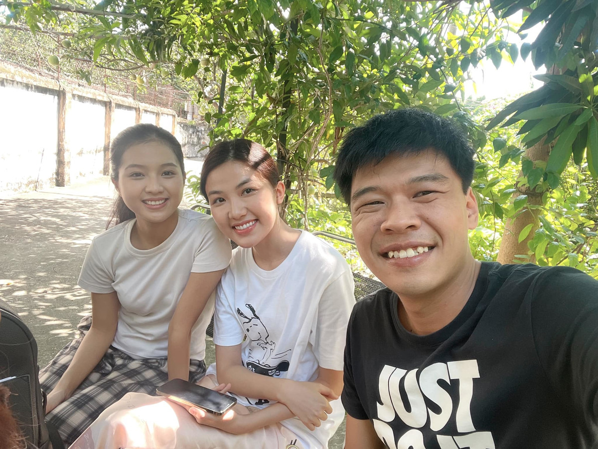 Trung Ruồi chia sẻ ảnh hậu trường một cảnh quay có sự xuất hiện của diễn viên Bích Ngọc (đang gây chú ý với vai Diệp trong 'Hương vị tình thân'). Bích Ngọc được dự đoán là sẽ xuất hiện trong các tập tới của '11 tháng 5 ngày' nhưng vai diễn là gì thì vẫn được giữ bí mật.