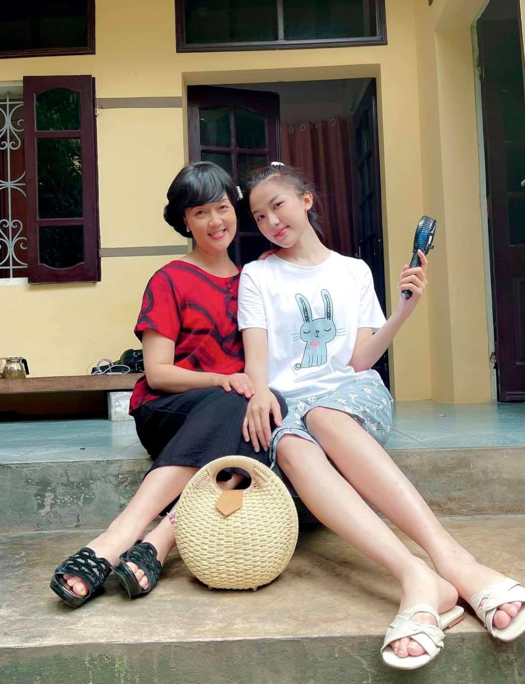 Lương Thanh và Vân Dung với khoảnh khắc thân thiết sau ống kính. Đây là lần đầu họ vào vai mẹ - con trên phim.