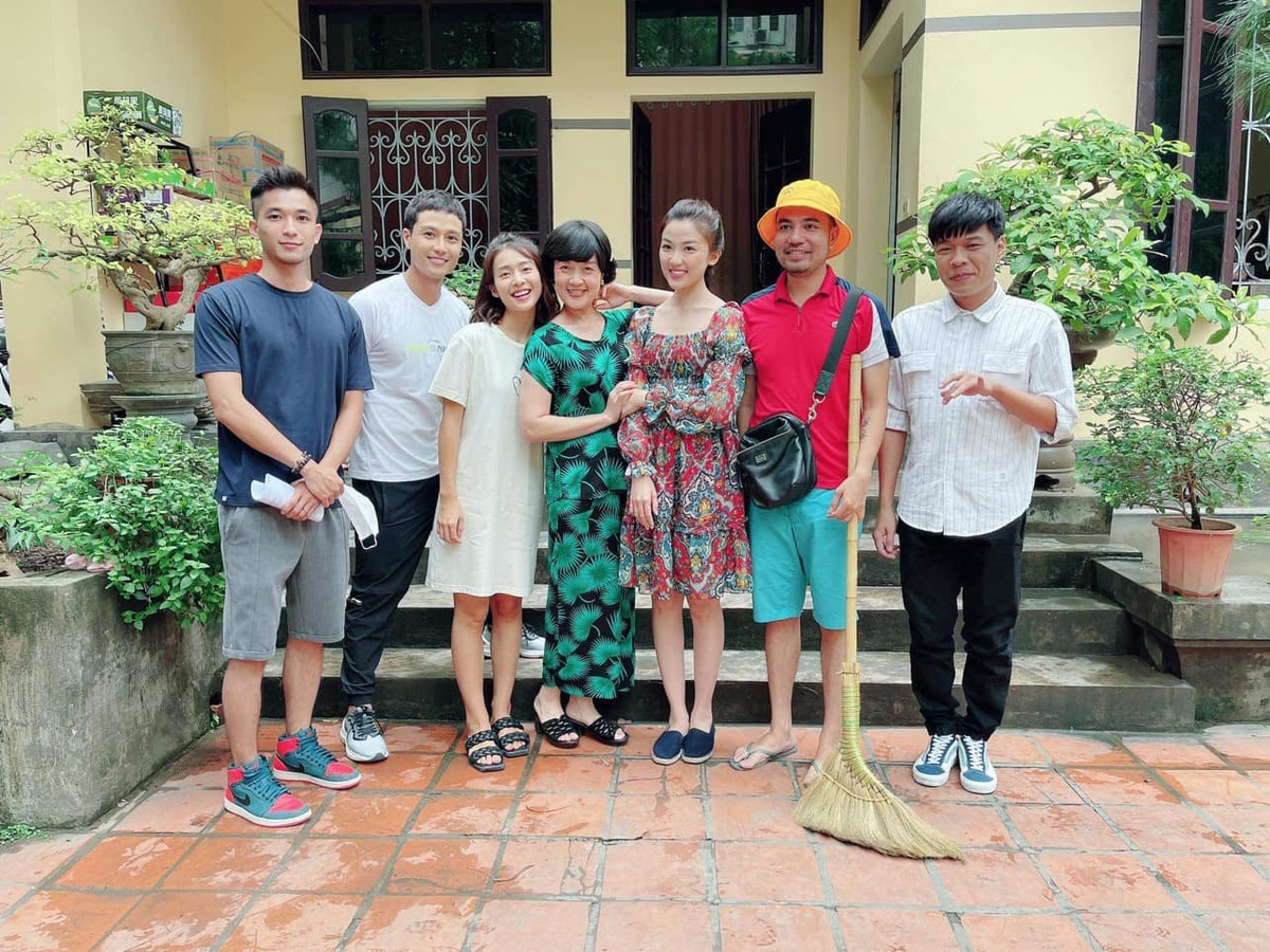 Diễn viên Trung Ruồi chia sẻ bức ảnh hậu trường chụp cùng hai đạo diễn và dàn diễn viên trong ' 11 tháng 5 ngày' sau khi nhân vật Long đần cầu hôn Thục Anh thành công.