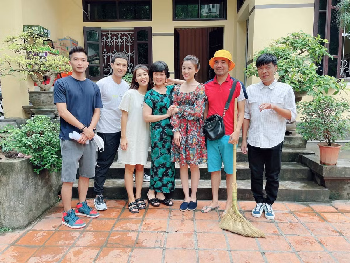 Diễn viên Trung Ruồi chia sẻ bức ảnh hậu trường chụp cùng hai đạo diễn và dàn diễn viên trong ' 11 tháng 5 ngày' sau khi nhân vật Long đần cầu hôn Thục Anh thành công.