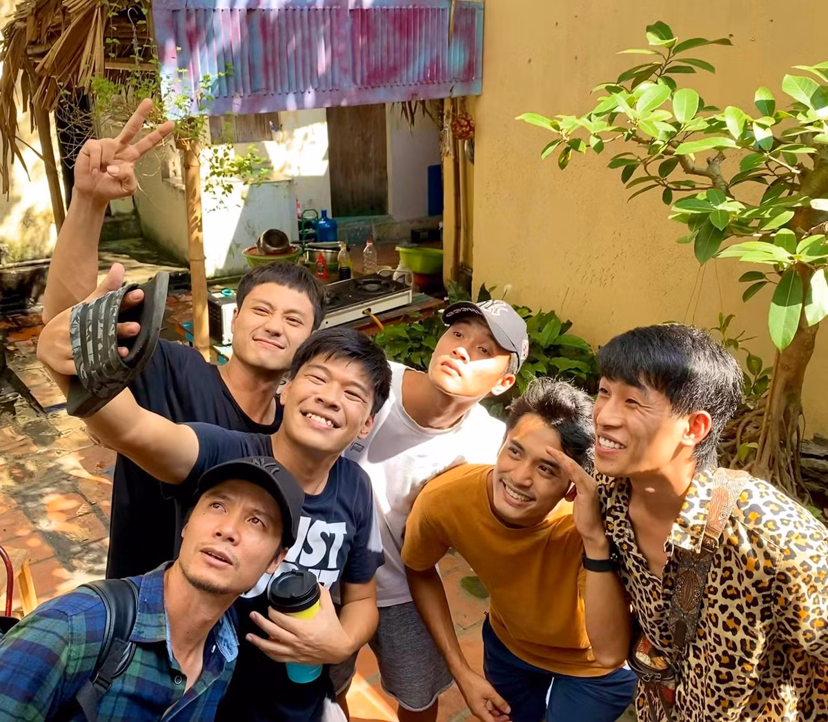 Ê kíp làm phim luôn tranh thủ selfie bất cứ lúc nào.