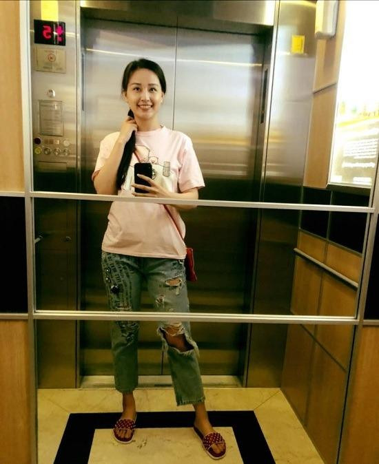 Item này theo nàng hậu mọi lúc mọi nơi, ngay cả khi đi ra ngoài và ăn mặc có phần xuề xòa nhất.