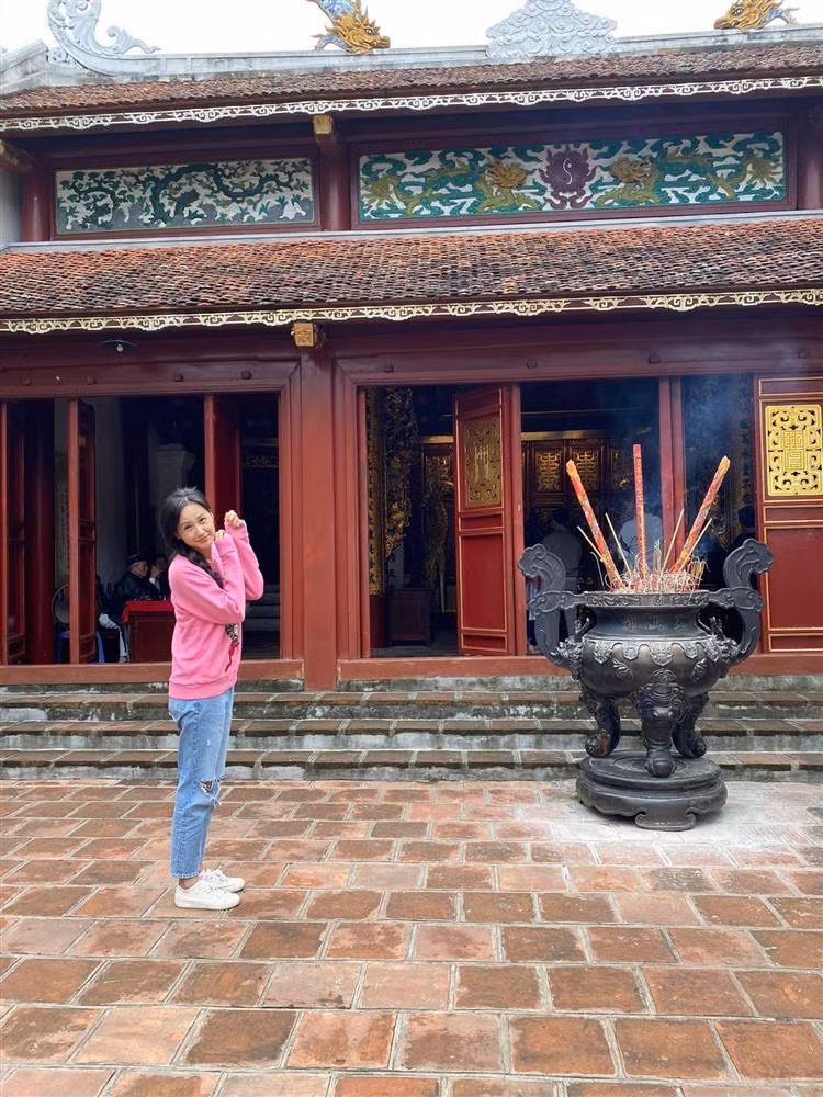 Đã ngoài 30 nên Mai Phương Thúy rất ưu ái quần jeans rách vì mặc lên "xì tin xì khói" thôi rồi.