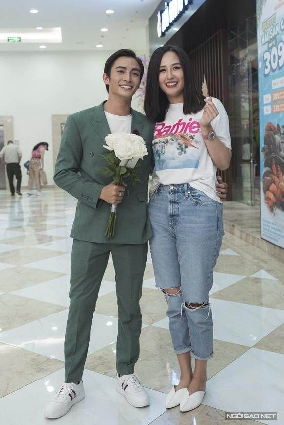 hỉnh thoảng người đẹp chọn mặc quần jeans rách theo kiểu sơ vin để tạo cảm giác kéo dài đôi chân.