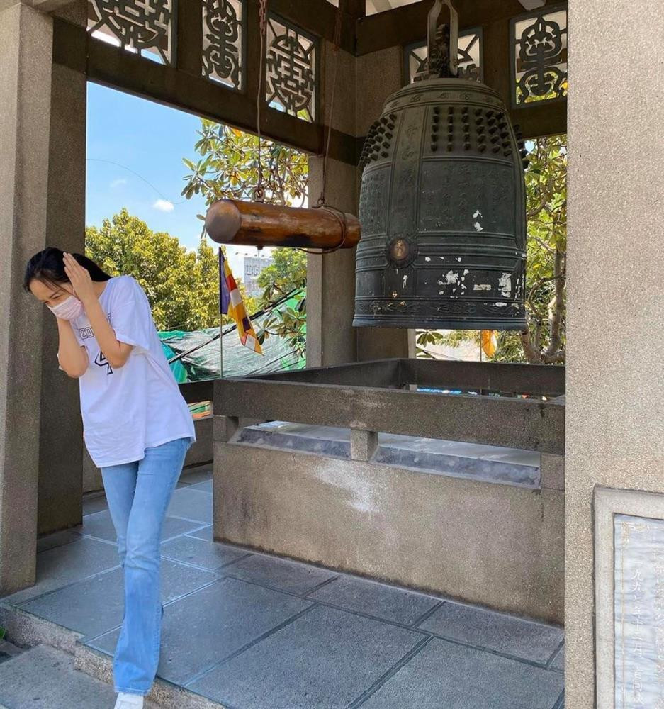 ombo áo phông dài oversized + quần jeans ống loe tuy tổng thể hơi lùng bùng và khiến thân hình mất hết đường cong, nhưng khách quan mà nói nó đã phát huy rất tốt hiệu quả giấu dáng cho người hình thể kém thon gọn.