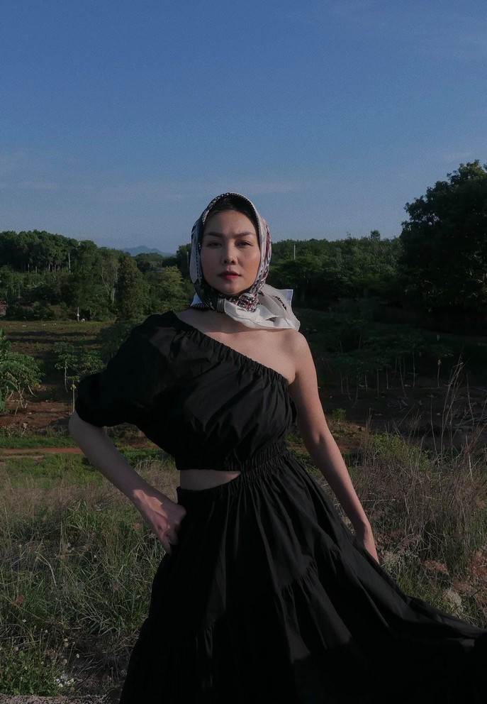 Thanh Hằng biến hóa hình ảnh với tấm vải lụa làm khăn choàng đầu.