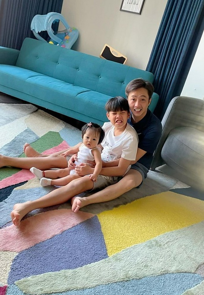 Cường đô la thay bà xã Đàm Thu Trang giữ con trong những ngày không phải đi làm.