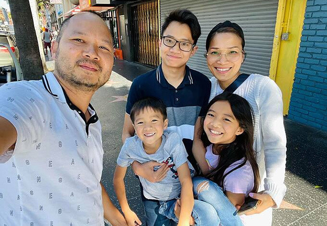 Gia đình sao Việt Hồng Ngọc xuống phố ngày cuối tuần. Dịch bệnh tại tiểu bang Texas nơi nữ ca sĩ sống hiện đã được kiểm soát tốt.