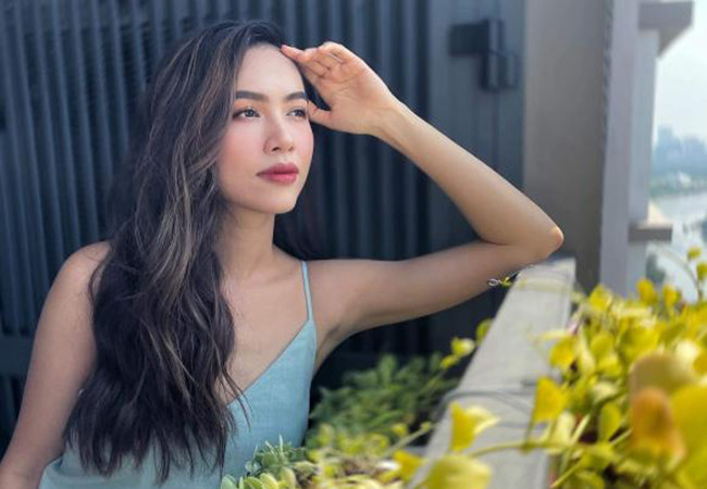 Á hậu Hoàng My ngẫu hứng chụp ảnh trước ban công kèm dòng trạng thái "thả thính": "Em không thích mưa. Cũng chưa thích nắng. Vì bận lo lắng. Anh có ai chưa?".